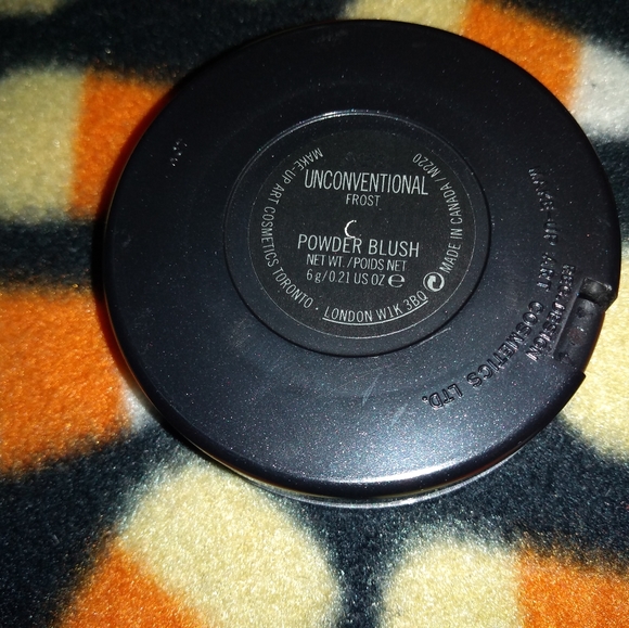 M.A.C Unconventional Powder Blush NWT - Picture 3 of 3